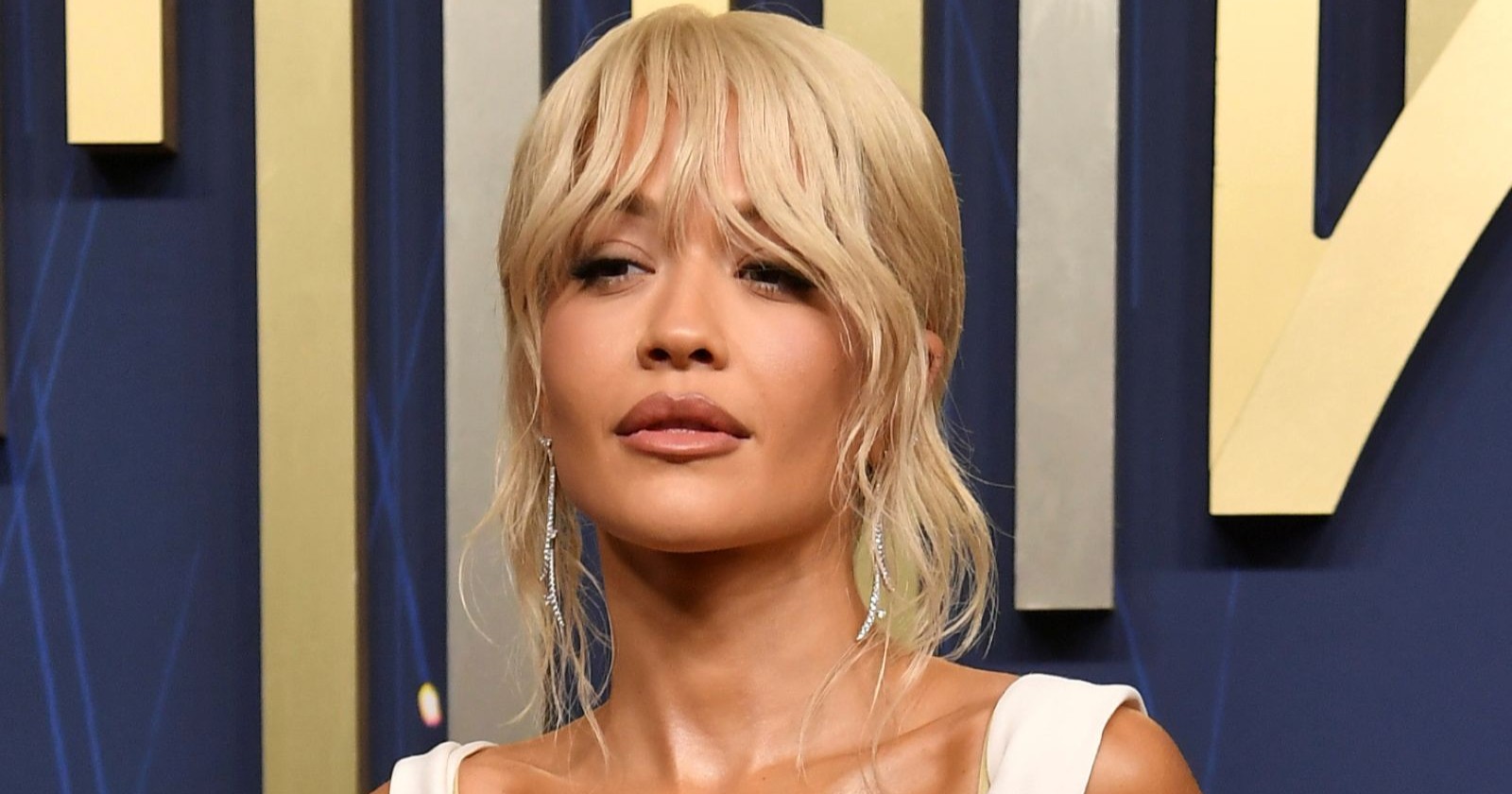 Rita Ora mit ernstem Gesichtsausdruck