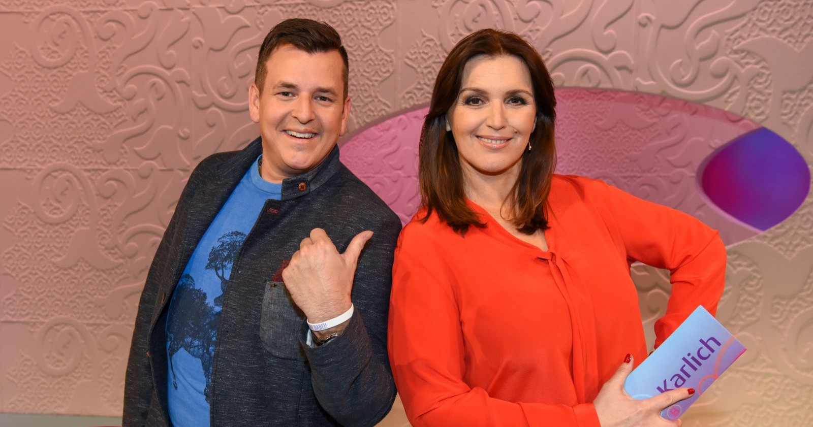 Marc Pircher zeigt auf Barbara Karlich/ Marc Pircher war beim Schladming Nightrace Riesentorlauf