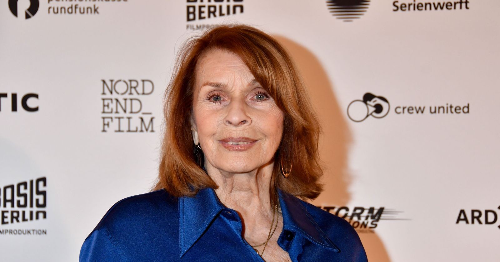 Senta Berger steht bei einer Filmveranstaltung in Berlin vor einer Sponsorenwand. Kurz darauf erlitt sie bei einem Soundcheck in Hamburg einen Oberschenkelbruch.
