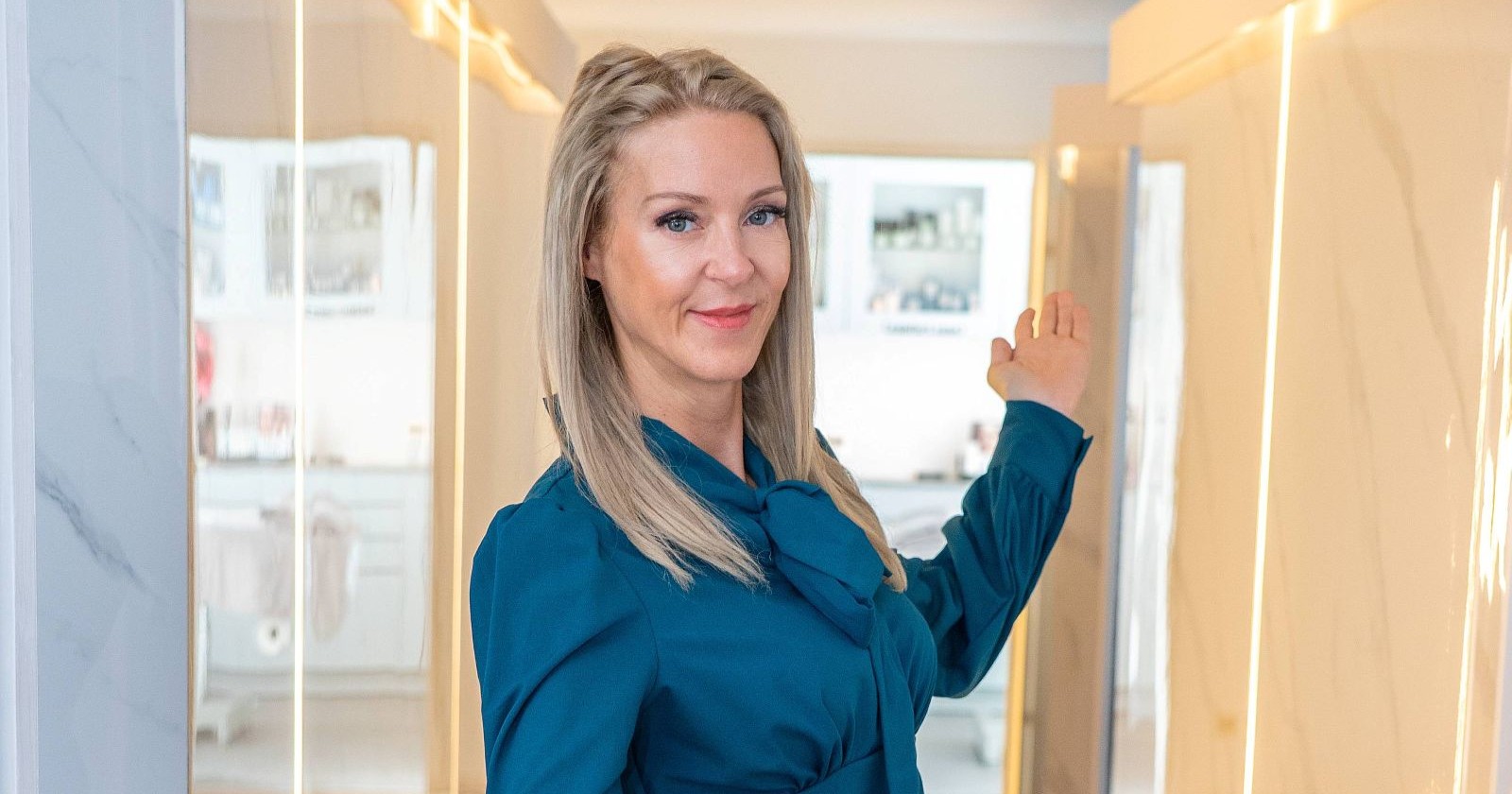 Simone Lugner in blauer Bluse/ Simone Lugner hatte ein Date mit Prinz Marcus von Anhalt