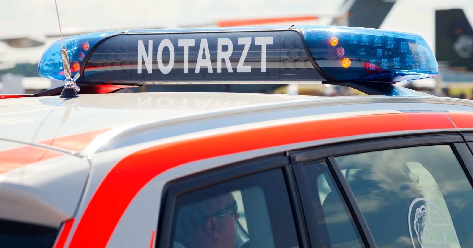 Rettungswagen mit Notarzt-Schriftzug auf der Sirene
