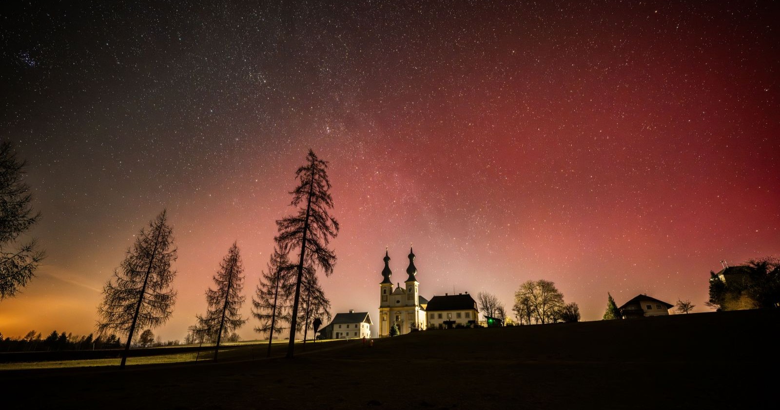 Sonnensturm und Polarlichter über Österreich: Leuchtende Nordlichter über der Wallfahrtskirche Maria Bühel bei Oberndorf in der Nacht vom 19. auf den 20. Jänner 2026.