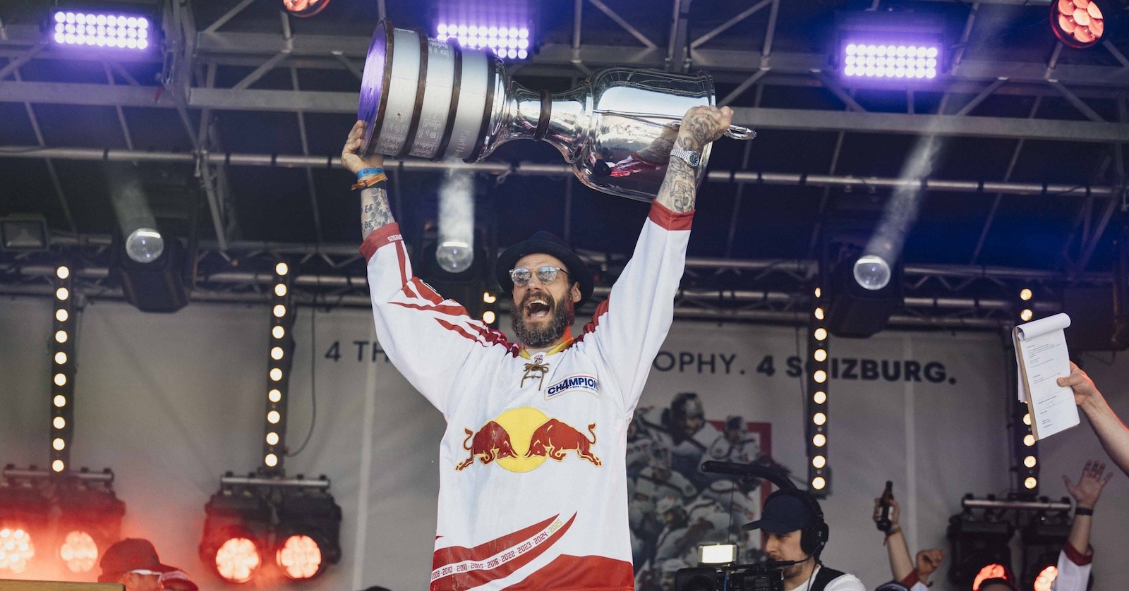 Thomas Raffl feiert ausgelassen den Gewinn der vergangenen Meisterschaft.