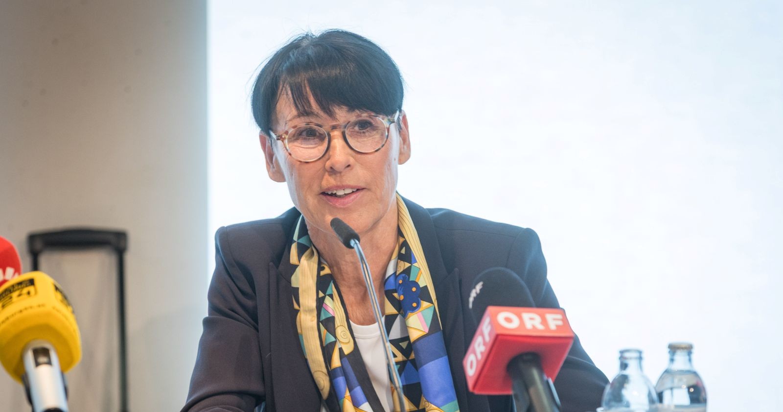 Beate Kassner bei einer Pressekonferenz.