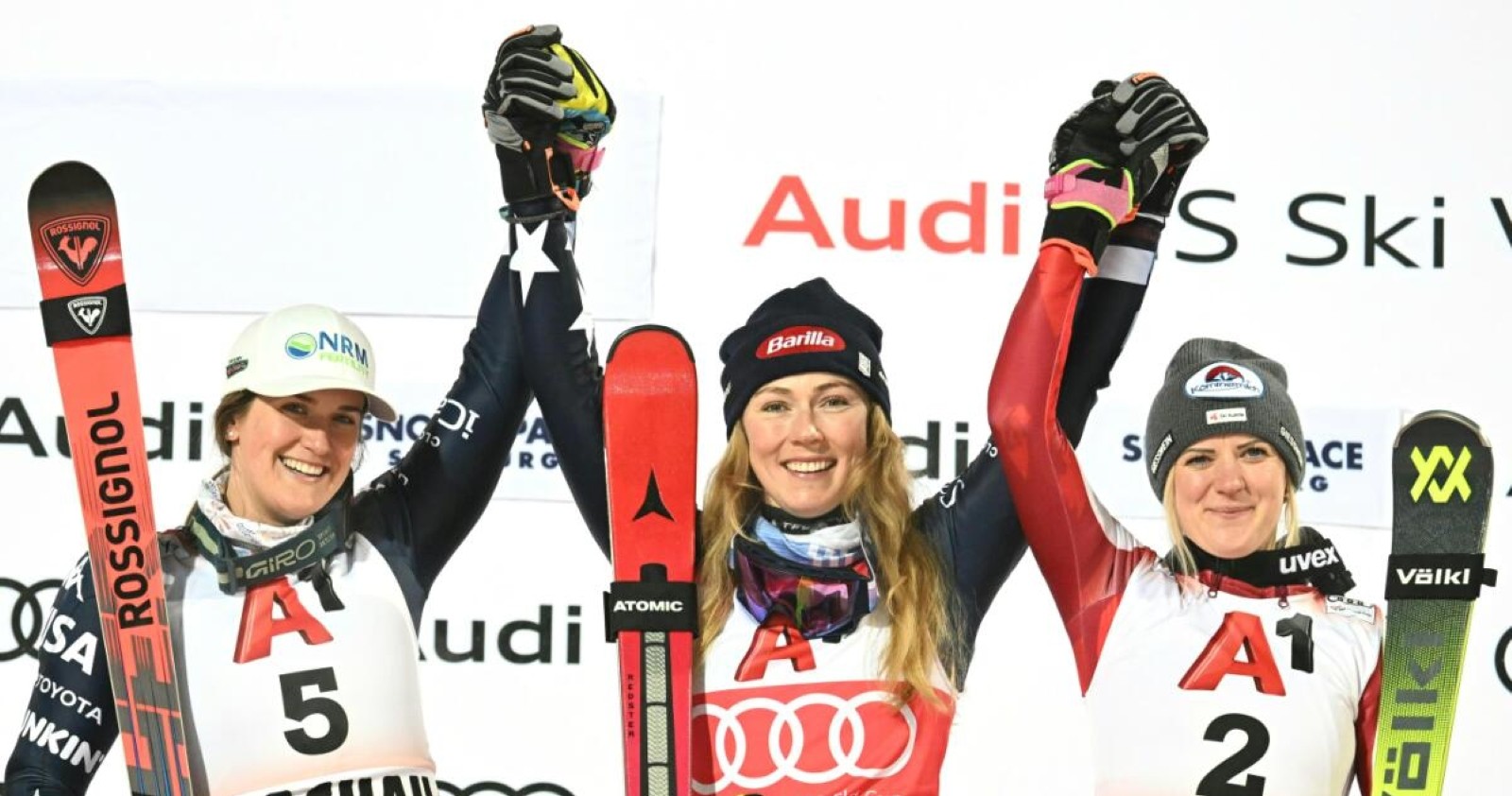 Katharina Truppe, Mikaela Shiffrin und Paula Moltzan bei der Siegerehrung in Flachau.