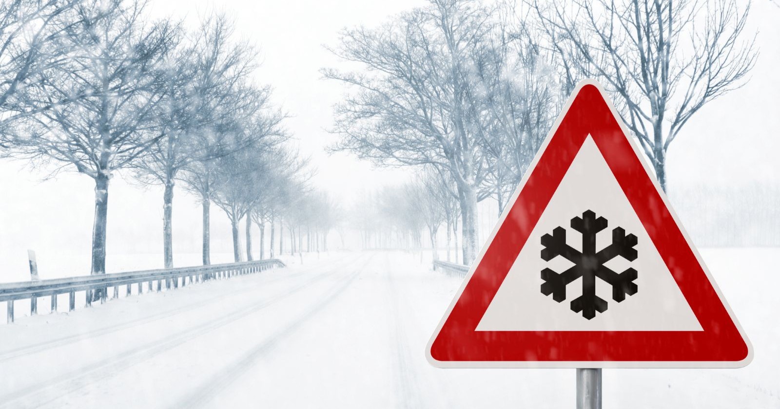 Verkehrstafel auf einer verschneiten Fahrbahn.