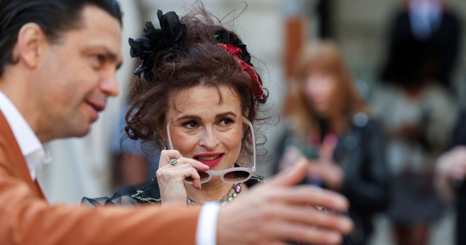 Eine Frau hält eine Sonnenbrille in der Hand und macht ein Selfie