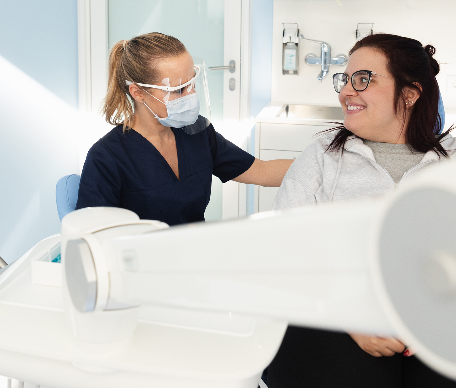 Zähnärztin im Gespräch mit einer Patientin | Credit: Fabian Karner
