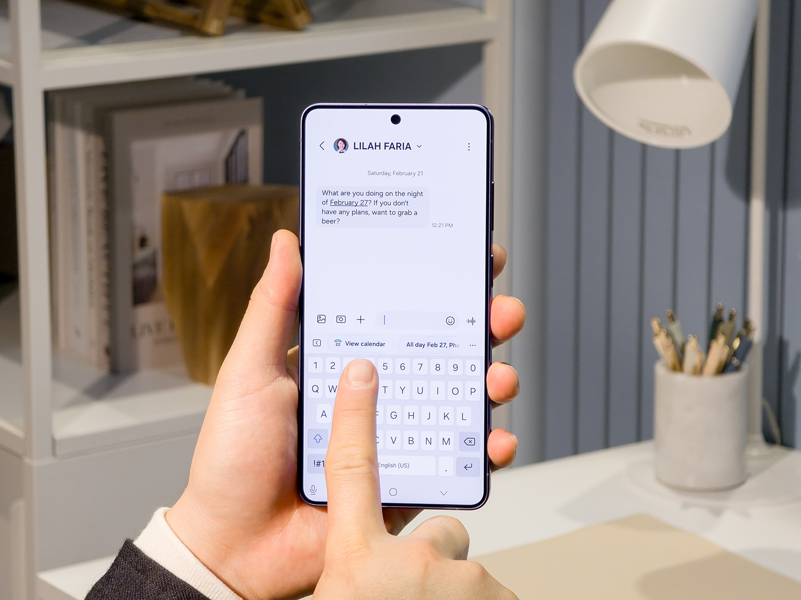 Mann schreibt per Smartphone Nachrichten an jemanden | Credit: Samsung