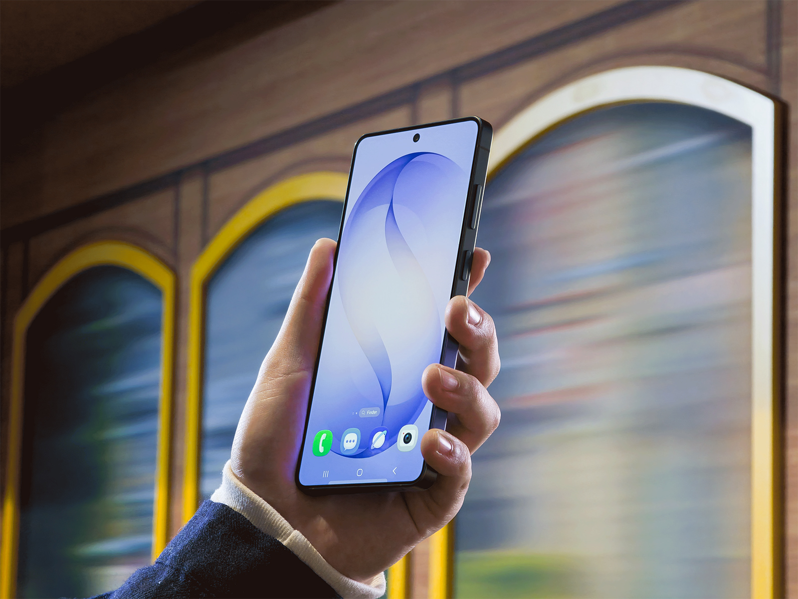 Mann hält Smartphone vor sich | Credit: Samsung
