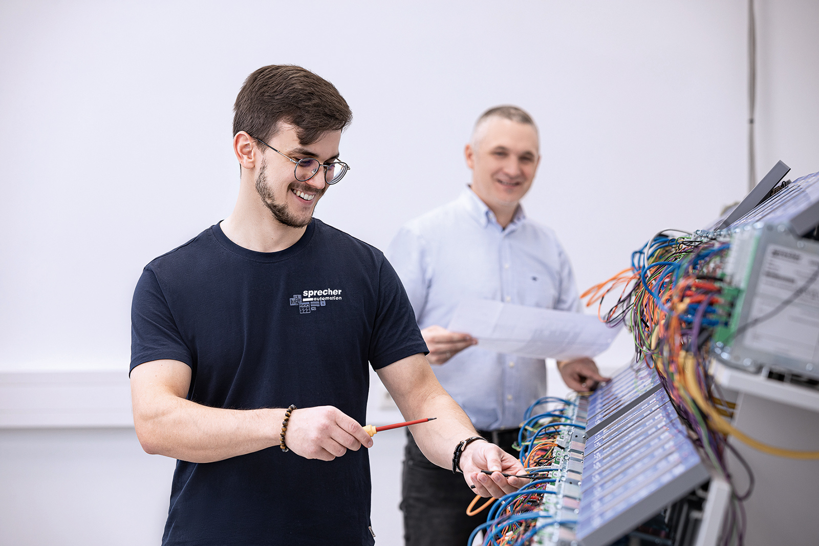 Männlicher Lehrling bei der Arbeit | Credit: Sprecher Automation