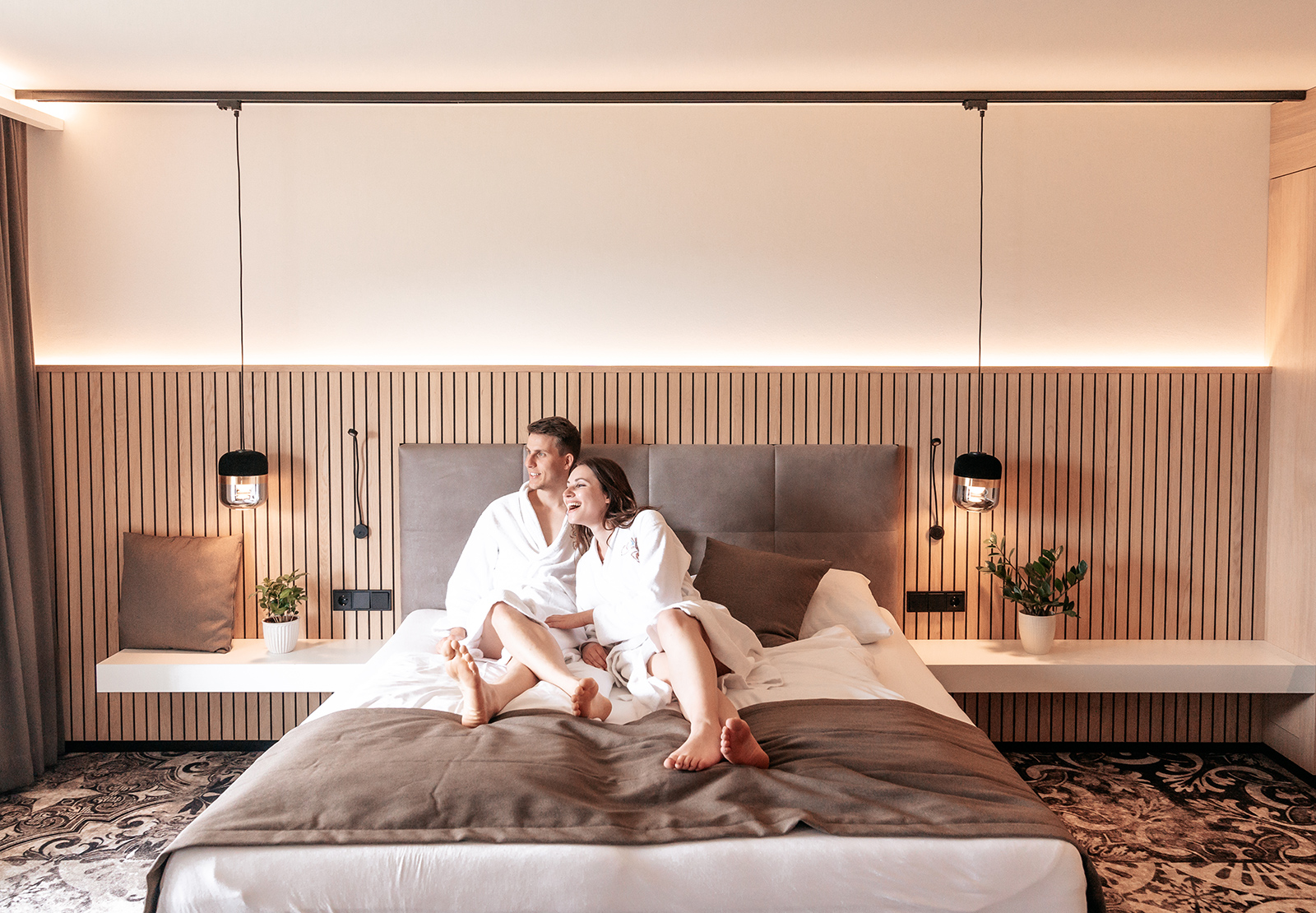 Pärchen im Hotelzimmer | Credit: 1000things | Lena Müllner
