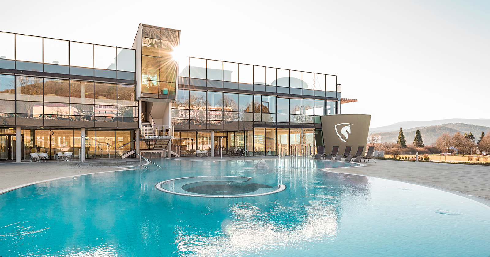 Außenbecken einer Hotelanlage | Credit: Hotel &amp; Therme NOVA | Die Abbilderei