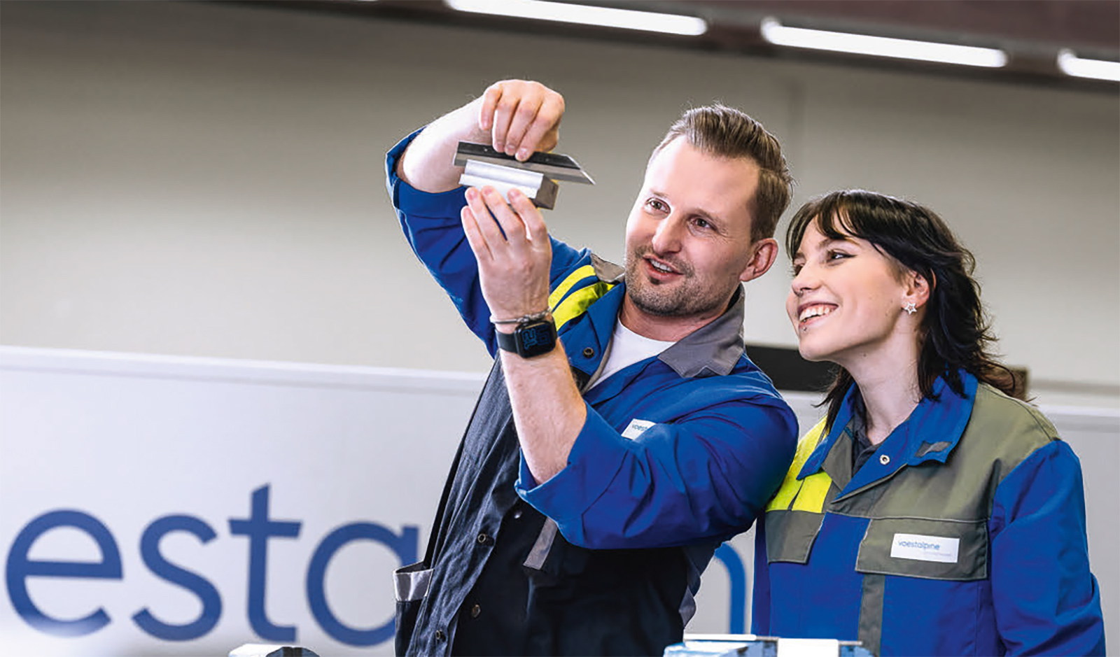 Ausbildner mit jungem weiblichem Lehrling | Credit: voestalpine