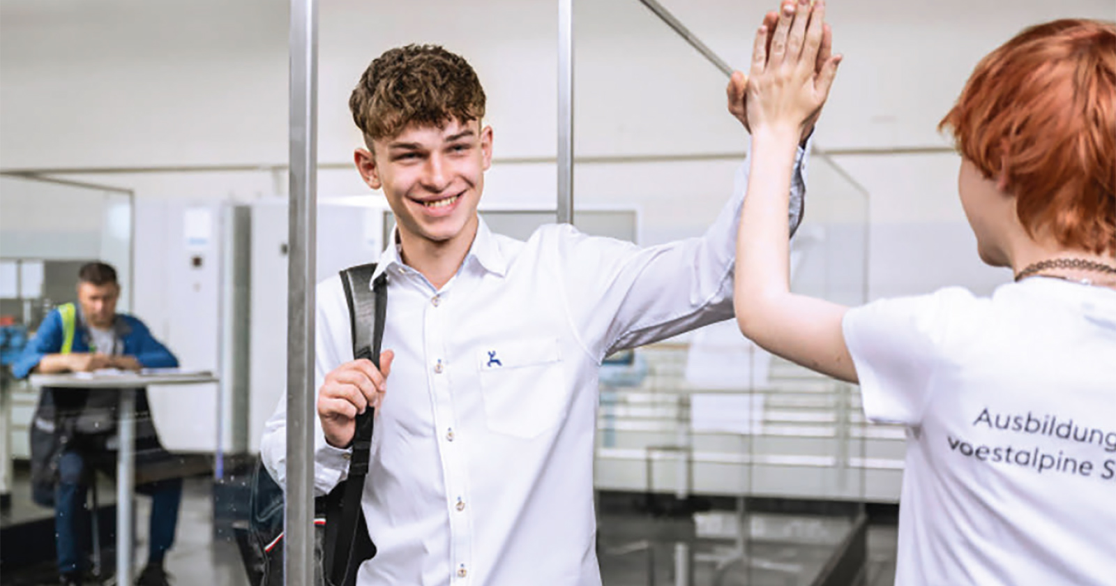 Zwei männliche Lehrlinge beim Hi-Five | Credit: voestalpine