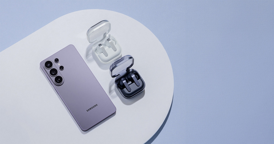 Das Smartphone Samsung Galaxy S26 mit Kopfhörern der Serie Buds4 | Credit: Samsung