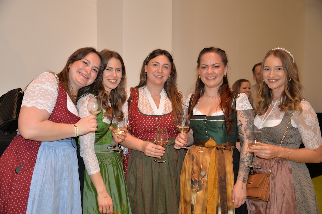 Eine Gruppe Frauen lächelt