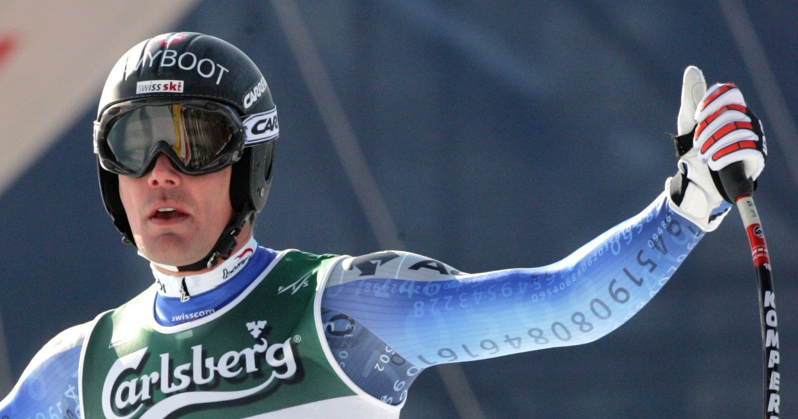 Archivbild 2005: Bruno Kernen im Ski-Rennanzug mit Helm und Skistöcken während eines Rennens, Symbolbild zu seiner Olympia-Kritik 2026.