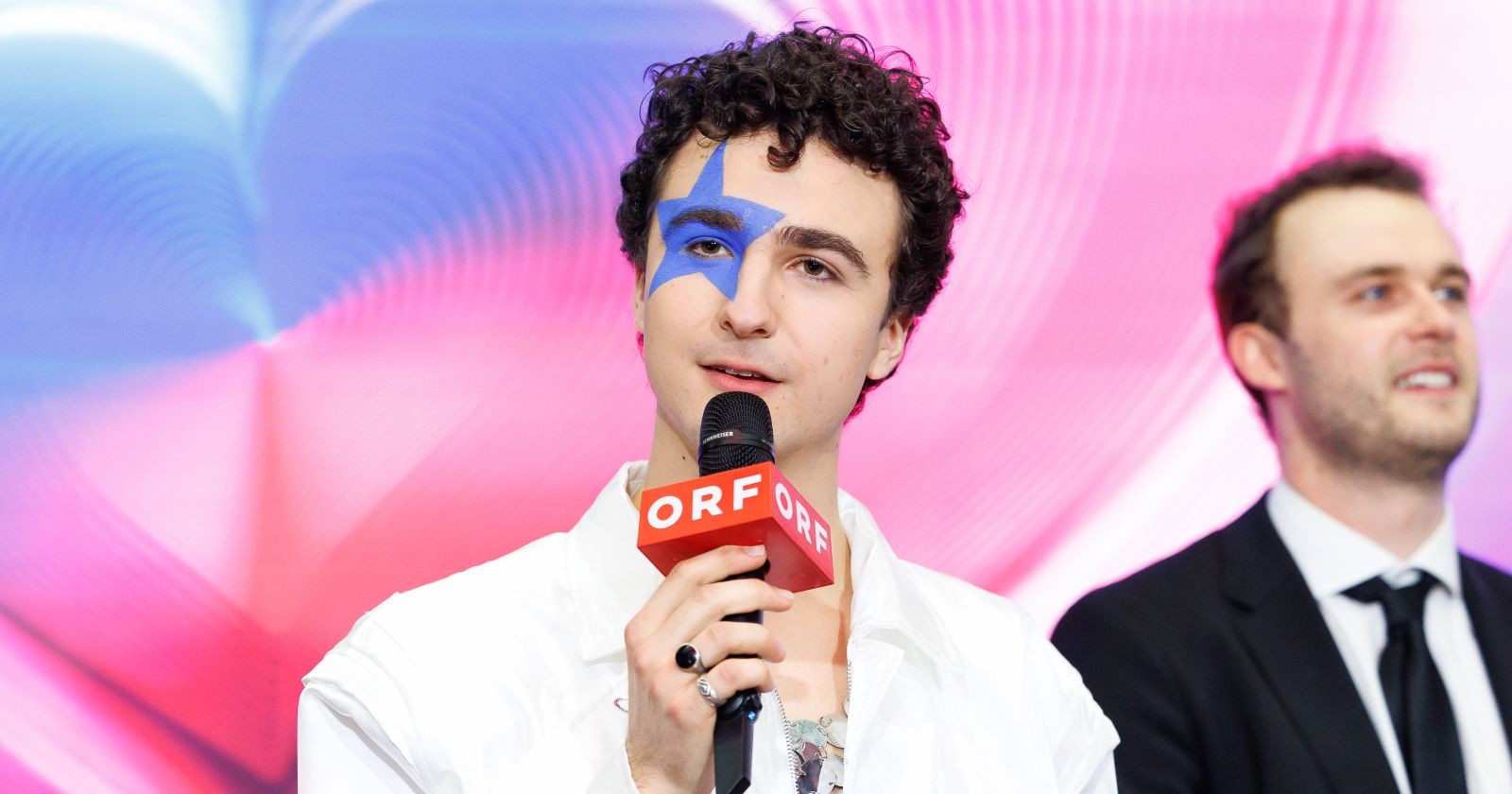 Cosmó mit ORF-Mikrofon bei einem Pressetermin zum ESC 2026 – Österreichs Teilnehmer am Eurovision Song Contest 2026 nach Hasswelle im Netz.