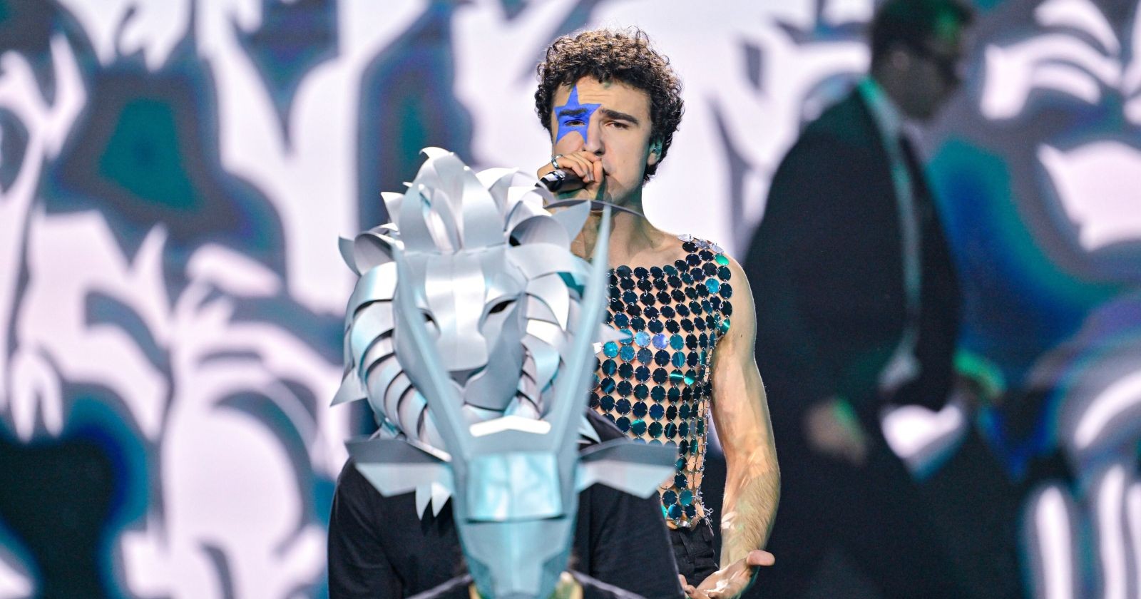 Cosmó auf der Bühne.