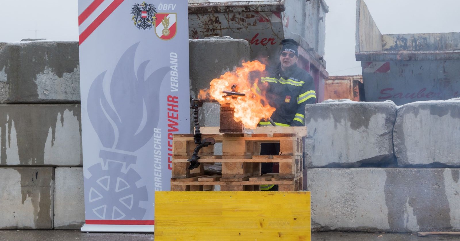 Feuerwehrmann beaufsichtigt brennende Lithium-Akkus
