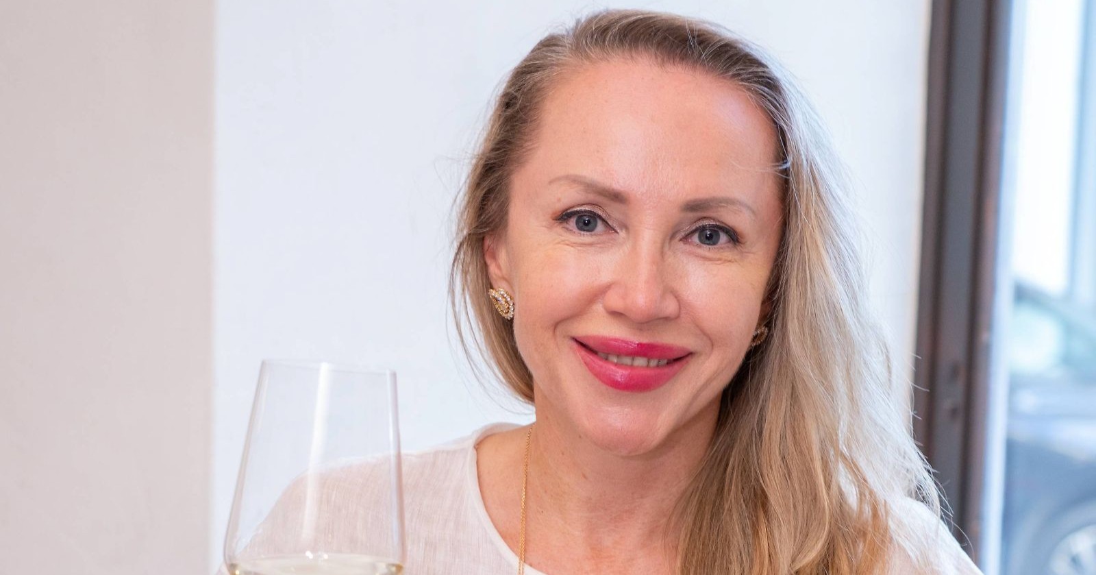 Ekaterina Mucha lächelt/ Ekaterina Mucha will mit einem roten Kleid am Opernball glänzen.