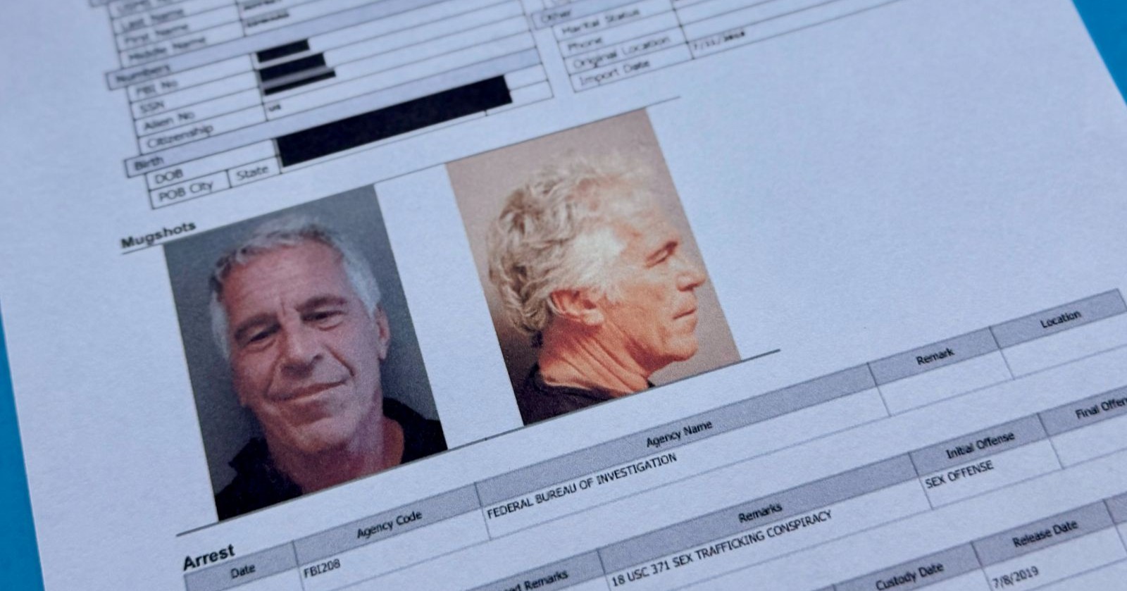 Ausschnitt aus den Epstein Files PDF mit zwei Polizeifotos von Jeffrey Epstein und einem Ermittlungsbericht des FBI über den Fall Sex Trafficking Conspiracy.