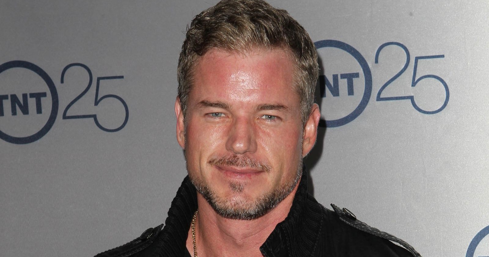 Porträt von Eric Dane bei einem öffentlichen Auftritt vor einer TNT-Logo-Wand in Los Angeles. Der Greys-Anatomy-Darsteller ist im Alter von 53 Jahren an den Folgen einer ALS-Erkrankung verstorben.