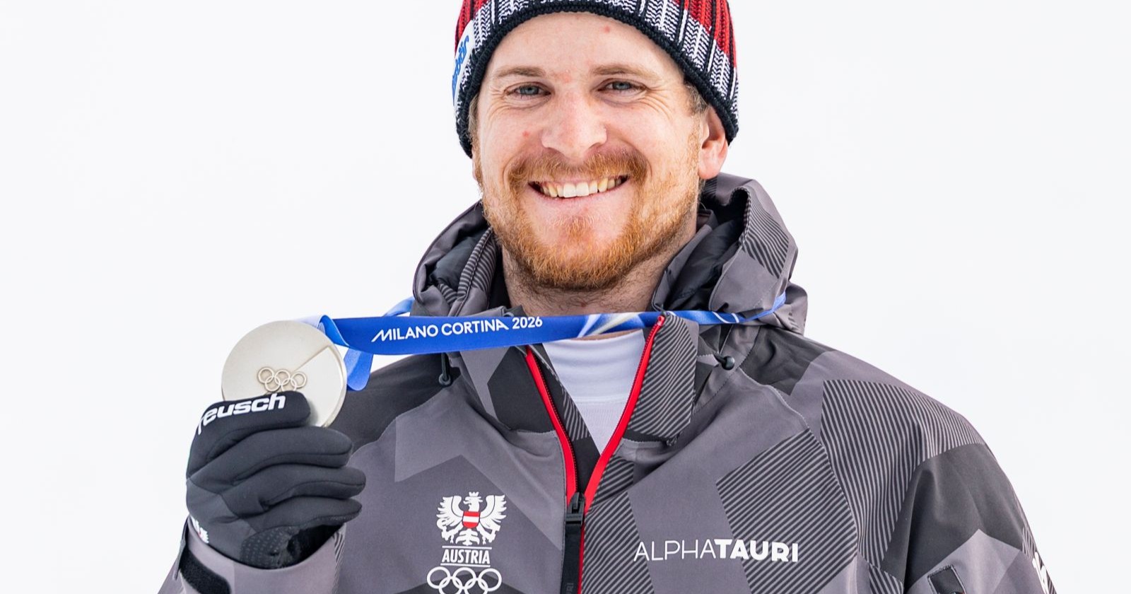 Fabio Gstrein mit der Silbermedaille von Olympia nach seinem zweiten Rang im Slalom von Bormio
