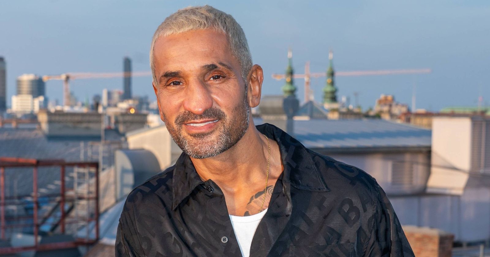 Fadi Merza mit blonden Haaren/ Fadi Merza lässt sich seine Nase operieren