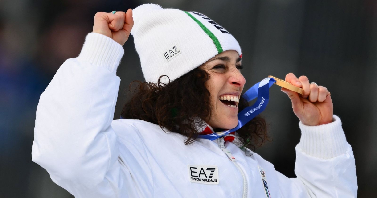 Skirennläuferin Federica Brignone lächelt nach ihrem Olympiasieg 2026 in Cortina d’Ampezzo