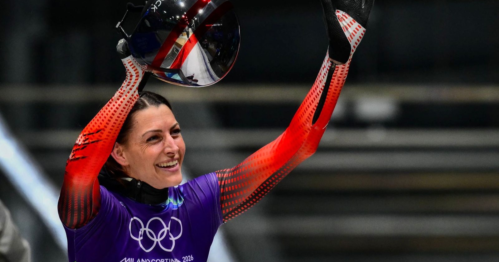 Janine Flock jubelt im Skeleton-Bewerb der Olympischen Winterspiele 2026 in Cortina d’Ampezzo nach starkem Lauf und Führung vor dem Finallauf.