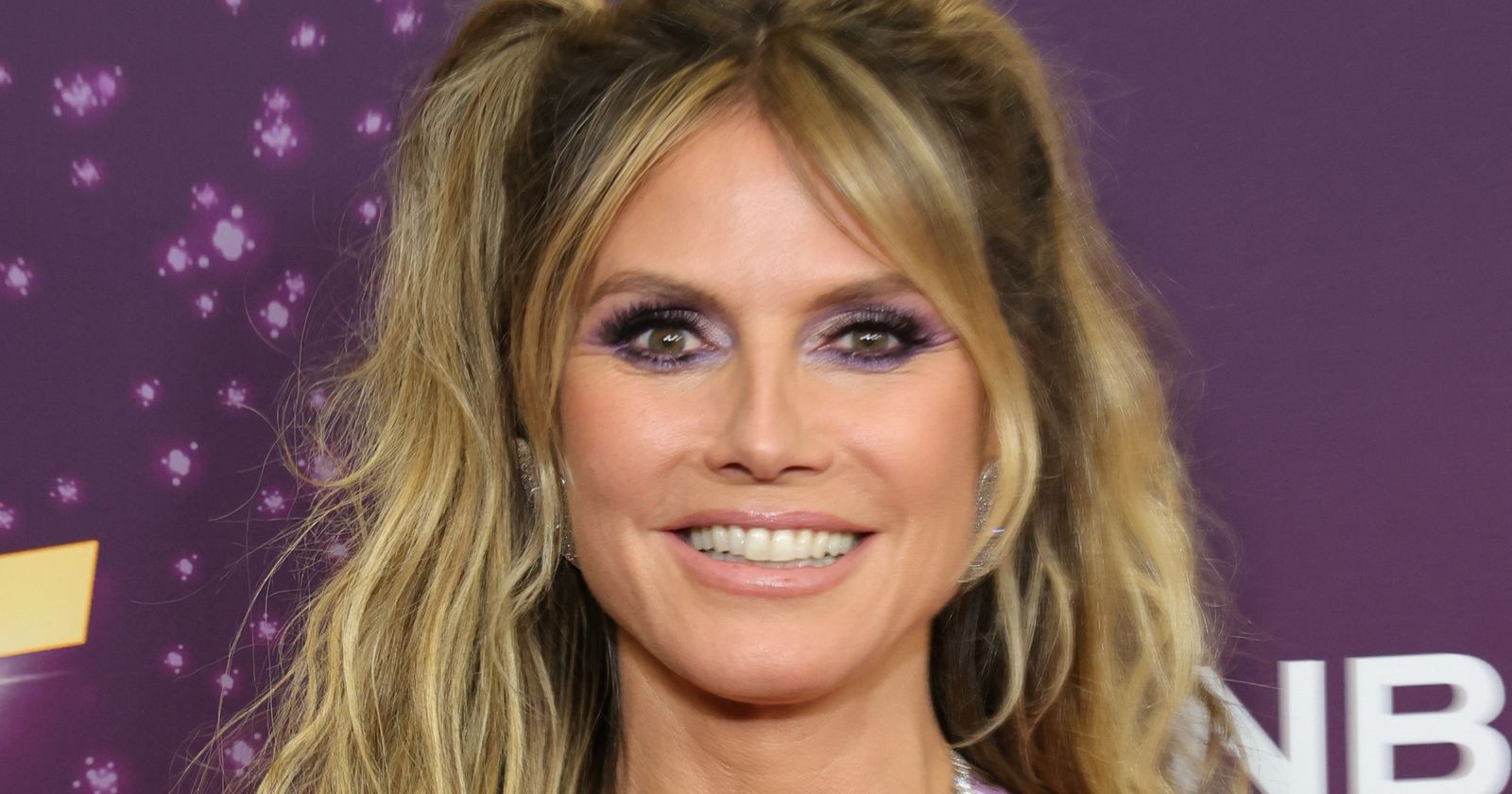 GNTM Chefin Heidi Klum mit langen blonden Haaren und auffälligem Augen-Make-up bei einem öffentlichen Auftritt/ Heidi Klum war mit Gottfried Seeber in einer Beziehung