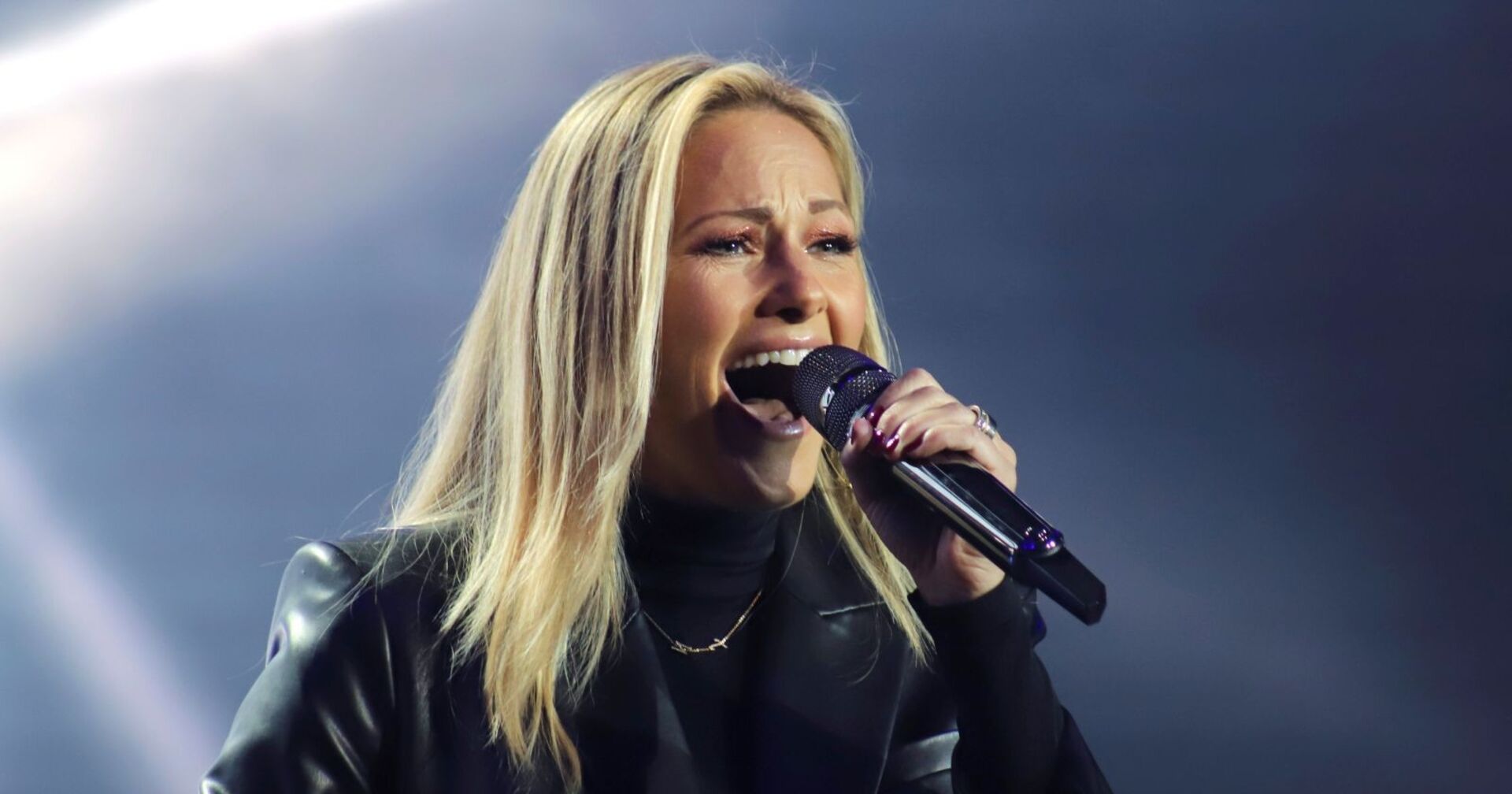 Helene Fischer singt in ein Mikrophon/ Helene Fischer veröffentlicht neue Musik noch vor der Tour