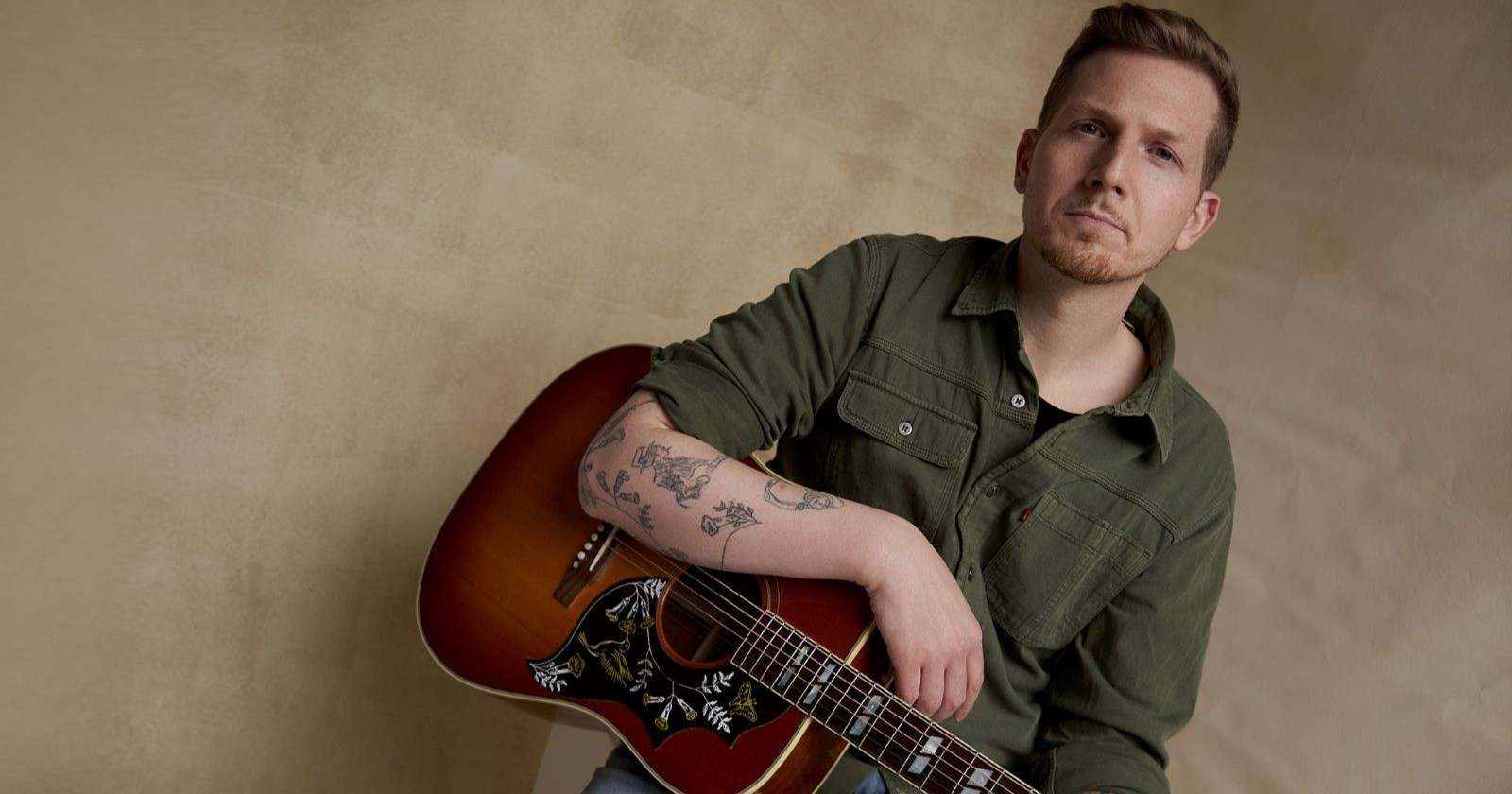 K.WIENA mit einer akustischen Gitarre