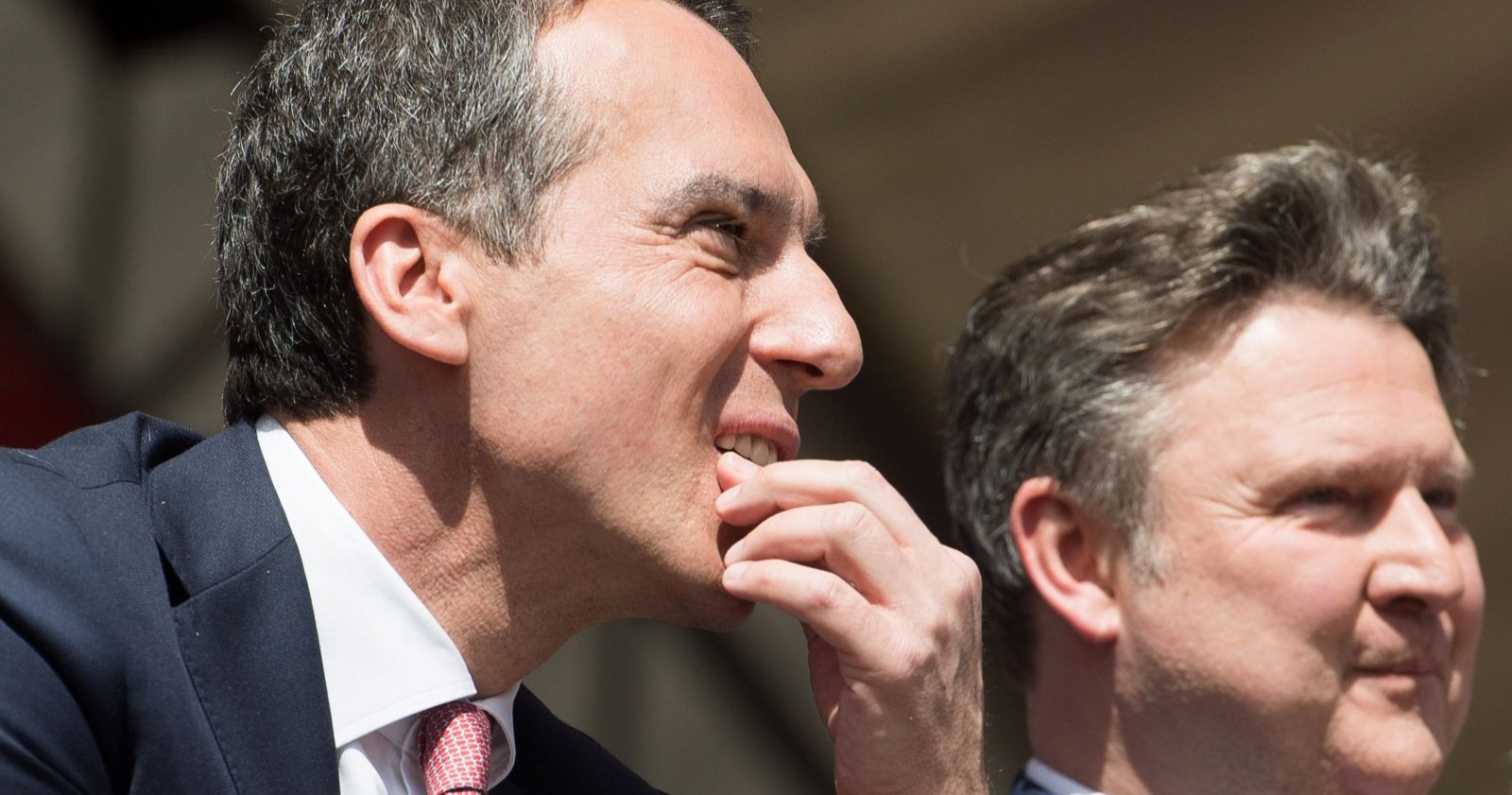 Christian Kern und Michael Ludwig sitzen nebeneinander bei einer öffentlichen Veranstaltung in Wien – der Altkanzler dementiert jetzt Gerüchte um einen Antritt für den Parteivorsitz.