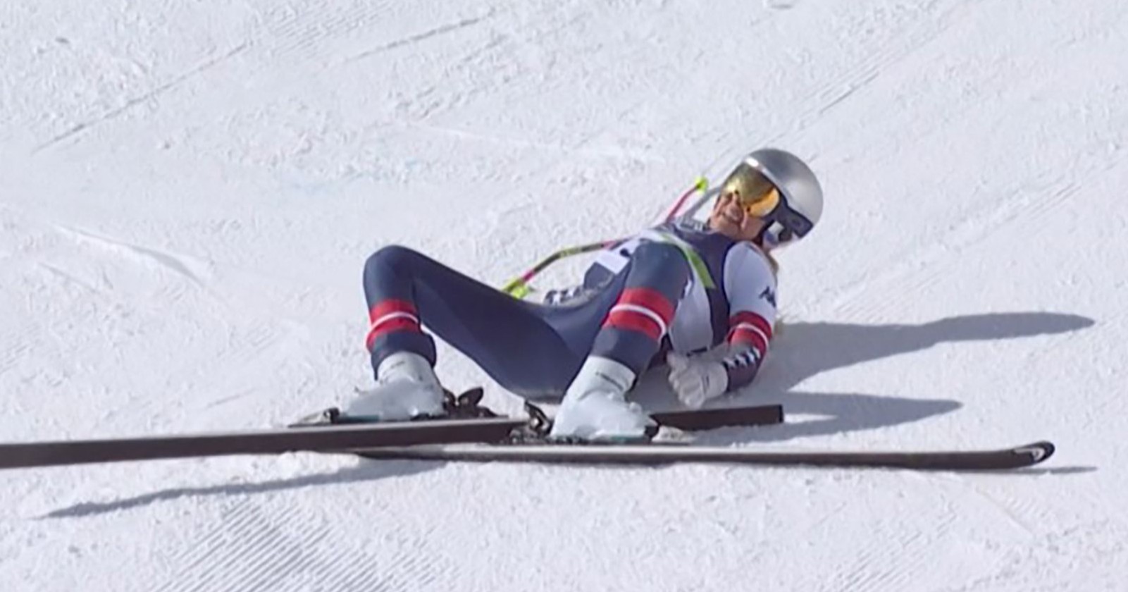 Lindsey Vonn nach schwerem Sturz bei der Olympia-Abfahrt in Cortina d’Ampezzo auf der Skipiste liegend, Diagnose Beinbruch links, später operiert und auf Intensivstation.