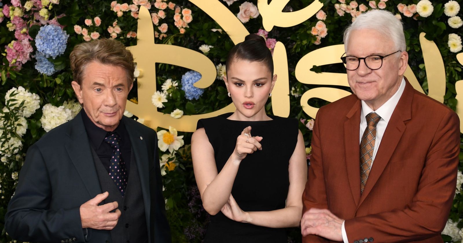 Martin Short, Selena Gomez und Steve Martin bei einem Event-Auftritt vor Blumenwand in Los Angeles/ Martin Short trauert um Tochter Katherine Short