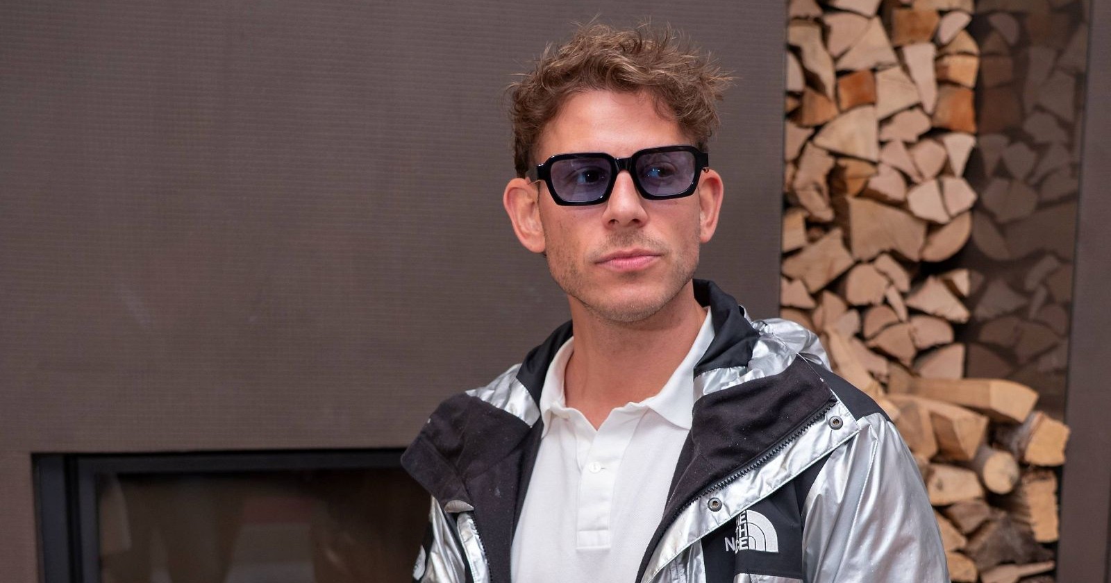 Influencer MaxaMillion/ Influencer MaxaMillion wirft Geld von Balkon auf der Mariahilferstraße.