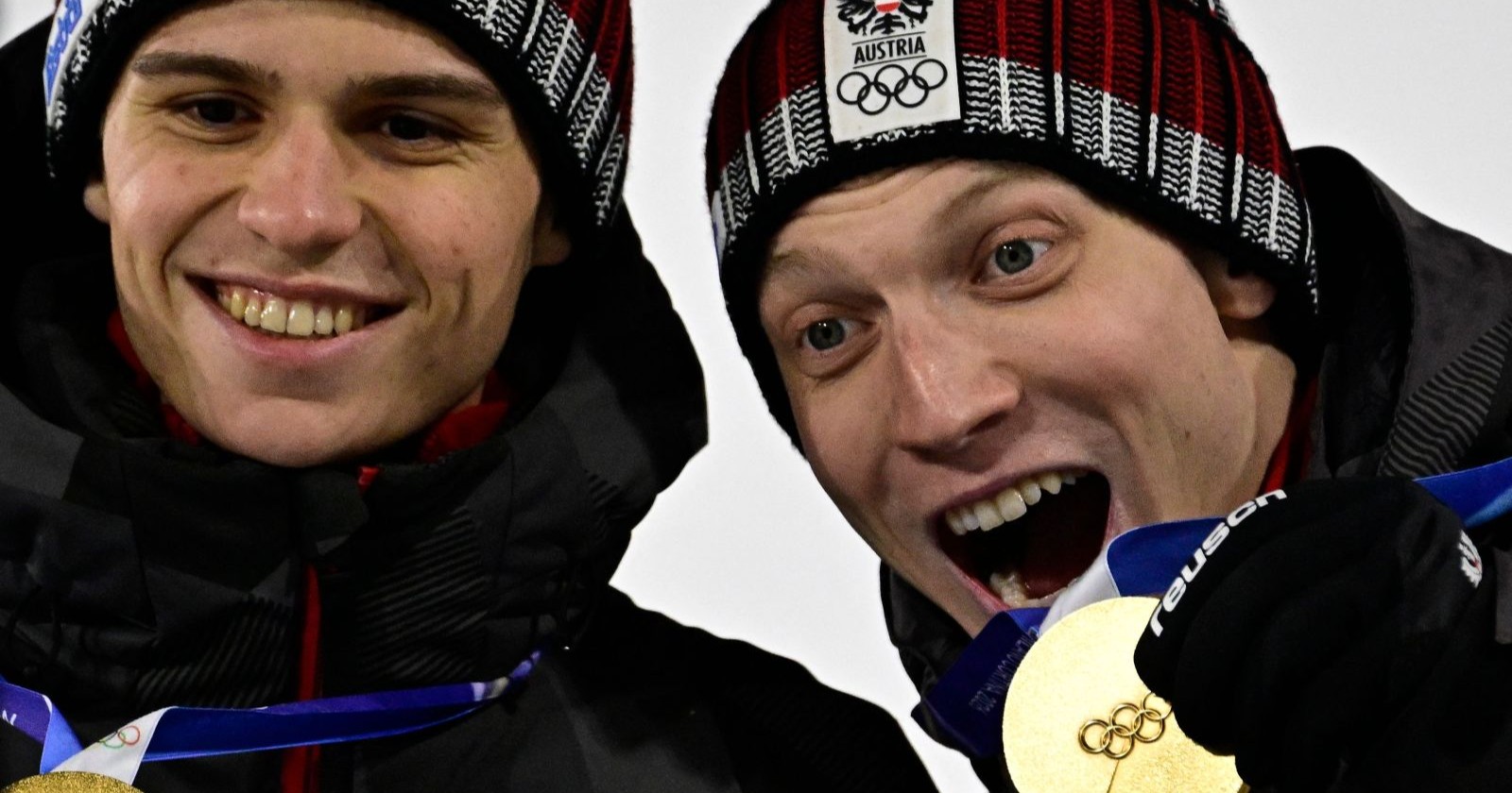 Medaillenspiegel Olympia 2026 Österreich – Jan Hörl und Stephan Embacher feiern Gold im Skispringen Super-Team in Predazzo.