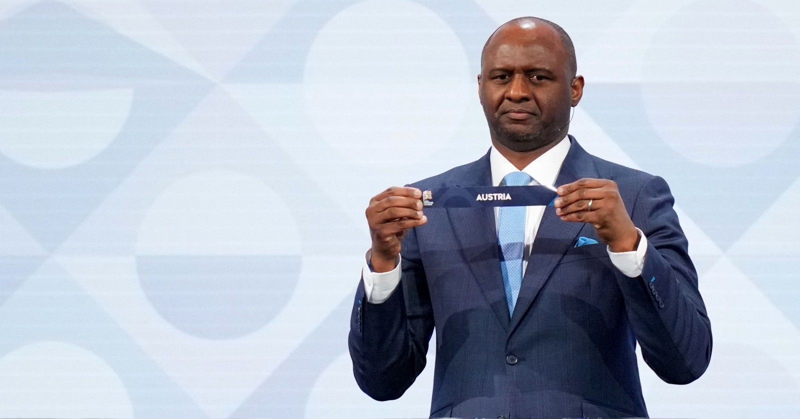 Nations League Auslosung: Patrick Viera mit dem Los für Österreich.