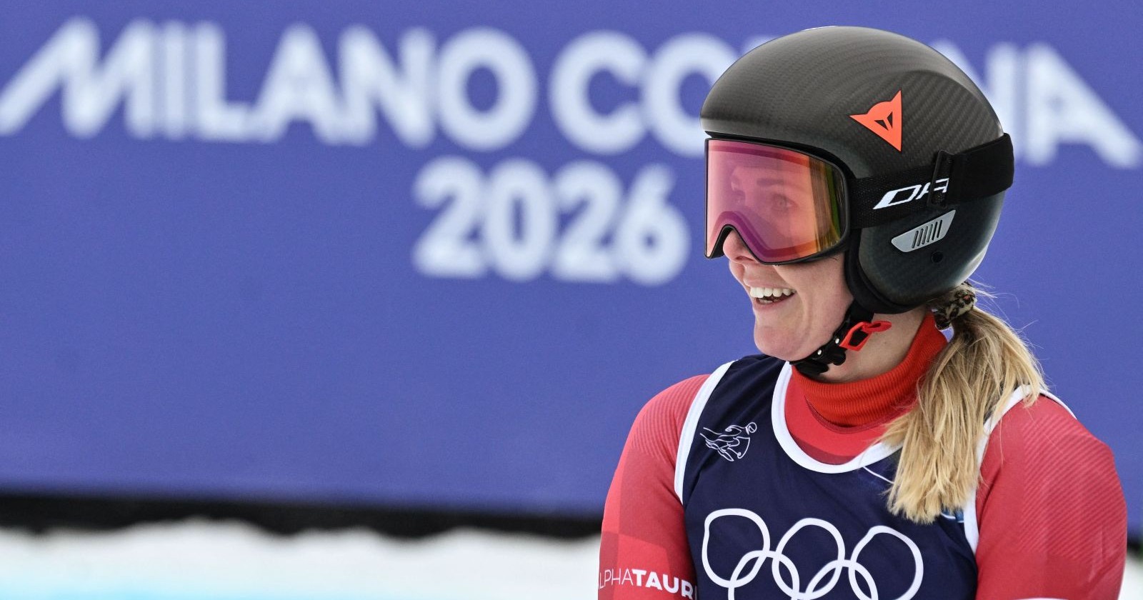 Cornelia Hütter im Zielraum von Cortina, während des Abfahrtstrainings
