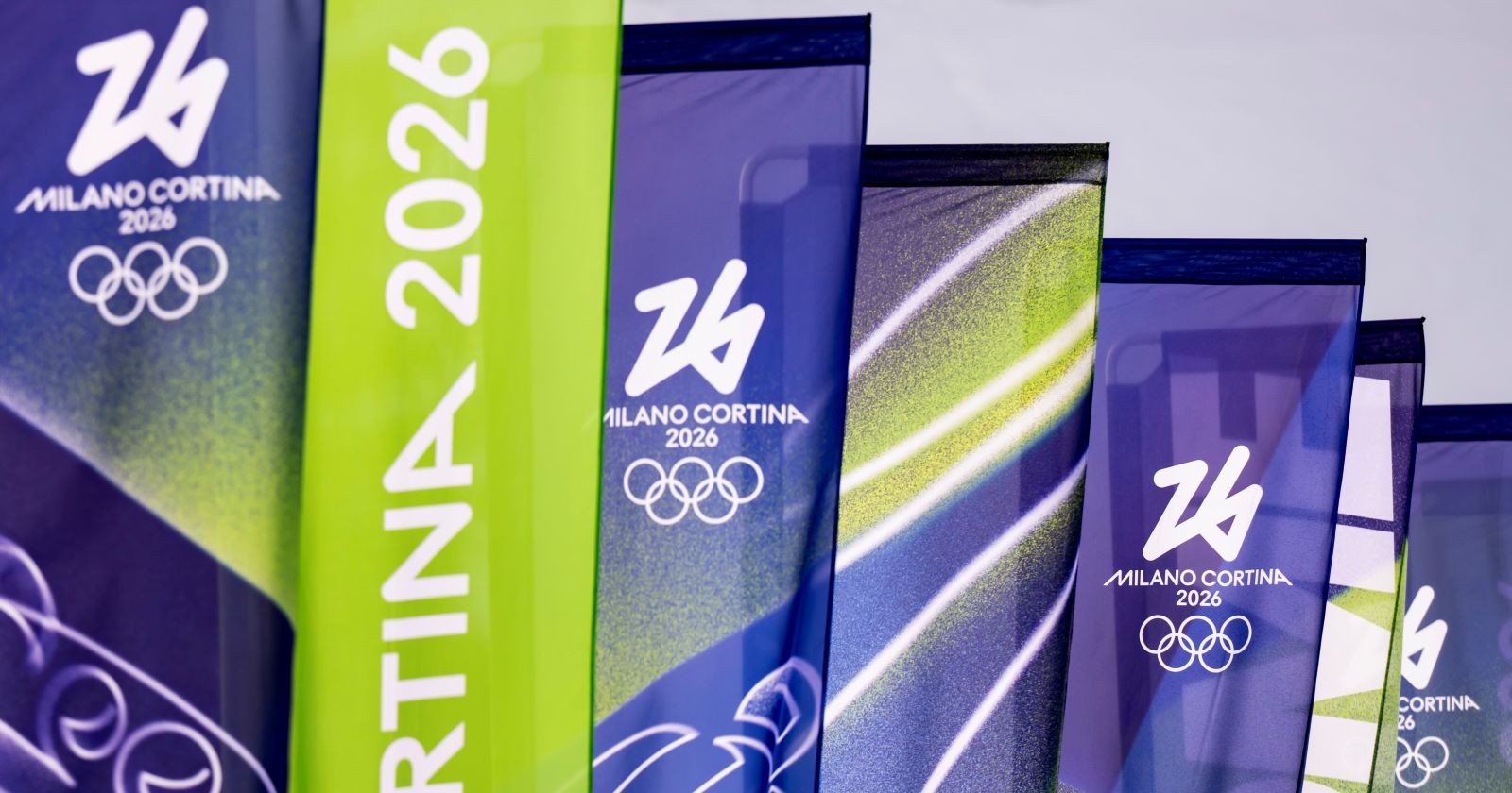 Wehende Flaggen der Olympischen Winterspiele 2026 in Mailand und Cortina