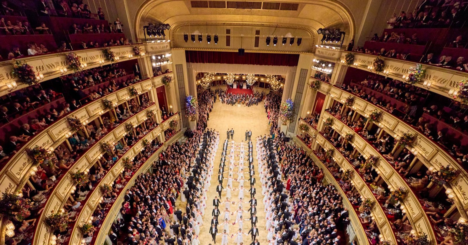 Opernball in der Wiener Staatsoper/ Debütanten tanzen auf dem Parkett