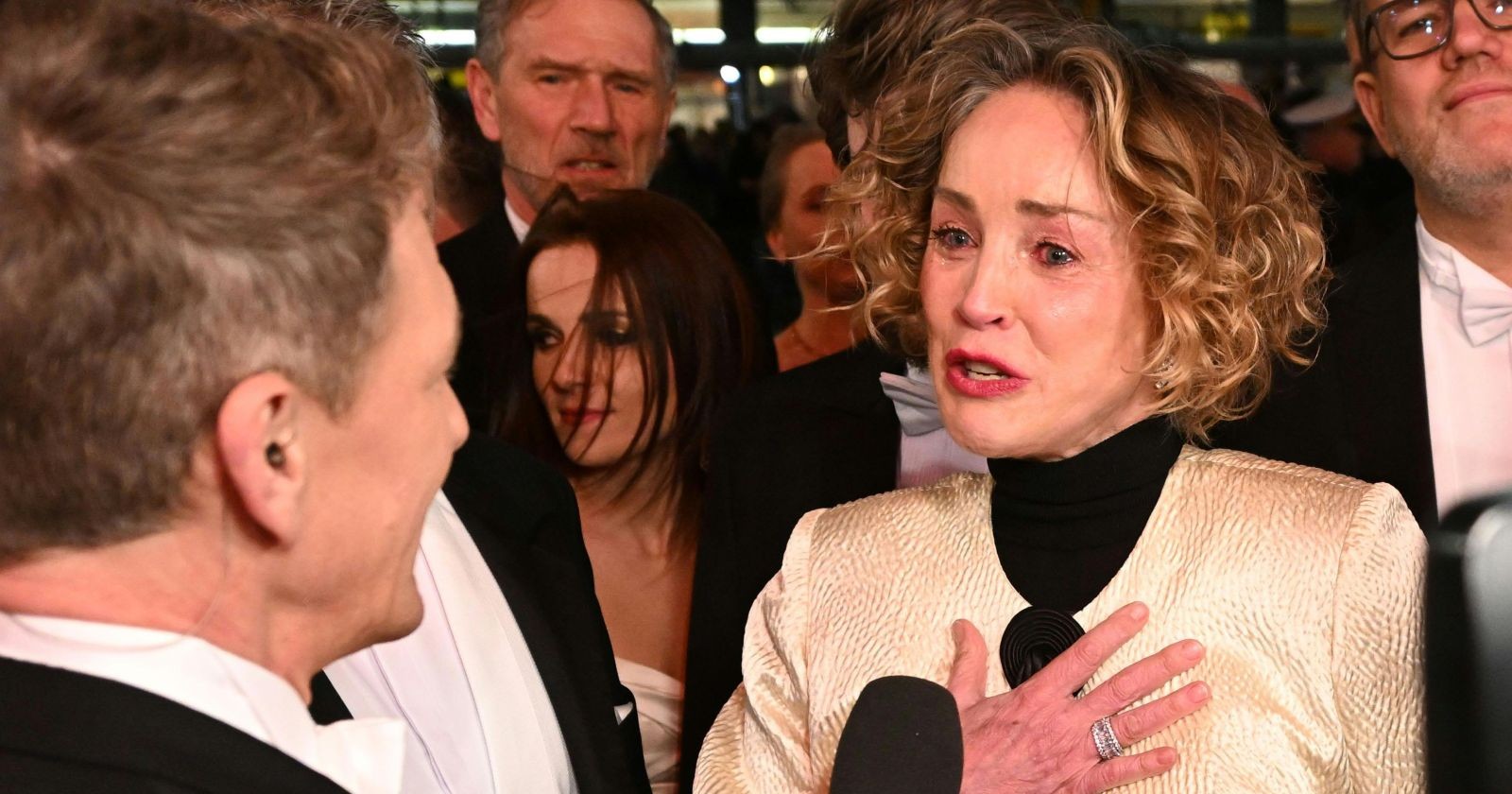 Sharon Stone kämpft im ORF-Interview beim Wiener Opernball mit den Tränen. Nach emotionalen Momenten entstehen Gerüchte über eine Panikattacke, bevor sie später entspannt in ihre Loge zurückkehrt.