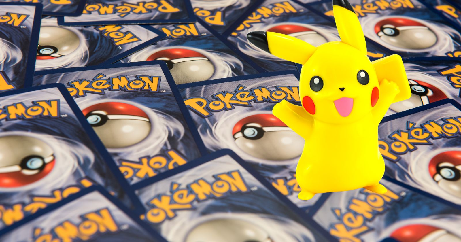Eine Figur von Pikachu vor einem Bett aus Pokémonkarten als Themenbild für das 30-jährige Jubiläum