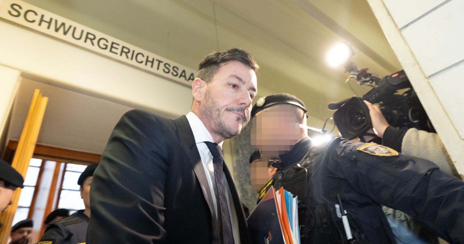 René Benko erscheint vor Gericht in Wien. Während er persönlich vom ICC-Schiedsspruch ausgenommen ist, muss seine Laura Privatstiftung nach dem Urteil über 700 Millionen Euro an den Staatsfonds Mubadala aus Abu Dhabi zahlen.