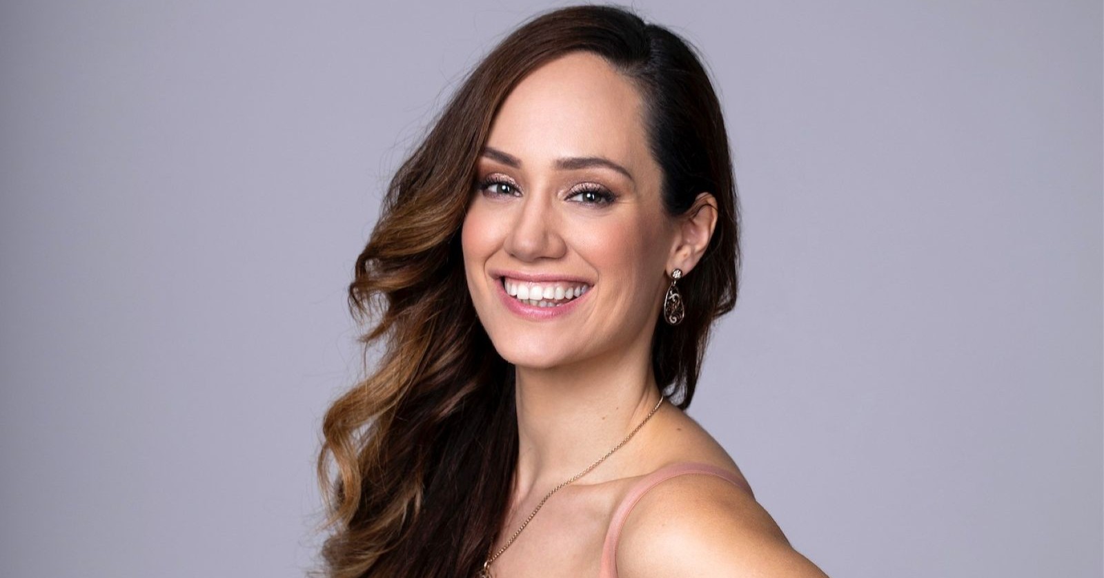 Sasa Schwarzjirg lächelt/ Sasa Schwarzjirg zeigt ihr Kleid für den Opernball