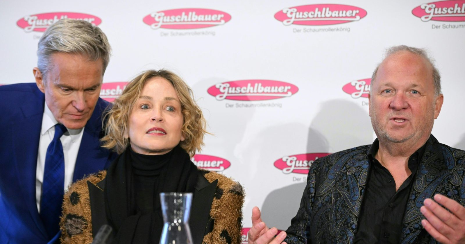 Alfons Haider, US-Schauspielerin Sharon Stone, Karl Guschlbauer bei der Opernball Pressekonferenz/ Sharon Stone hat Guschelbauers Schaumrolle nicht probiert