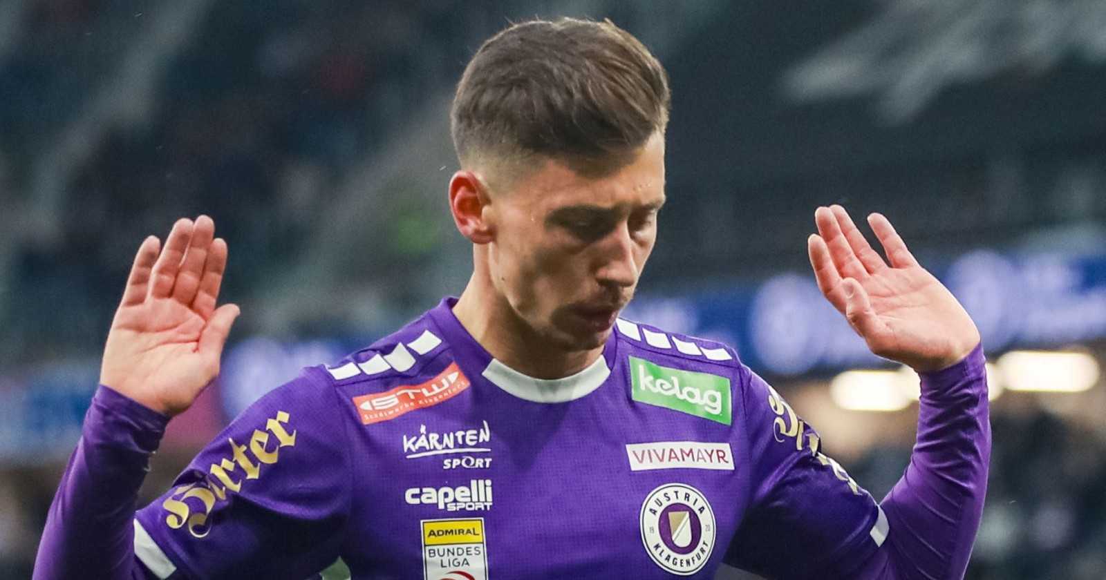 Spieler des SK Austria Klagenfurt in einem Bundesliga-Trikot